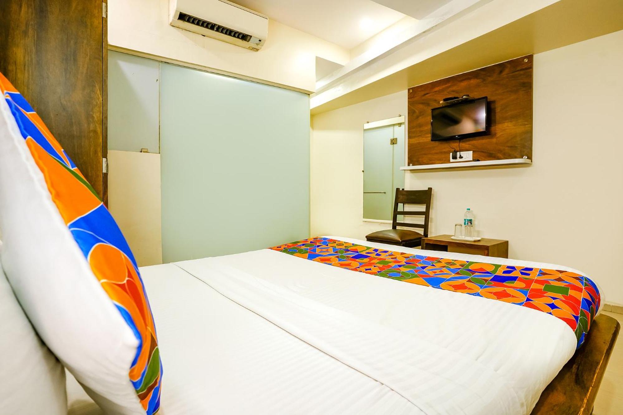 Hotel Naivedhya By Kwality Inn Thána Kültér fotó
