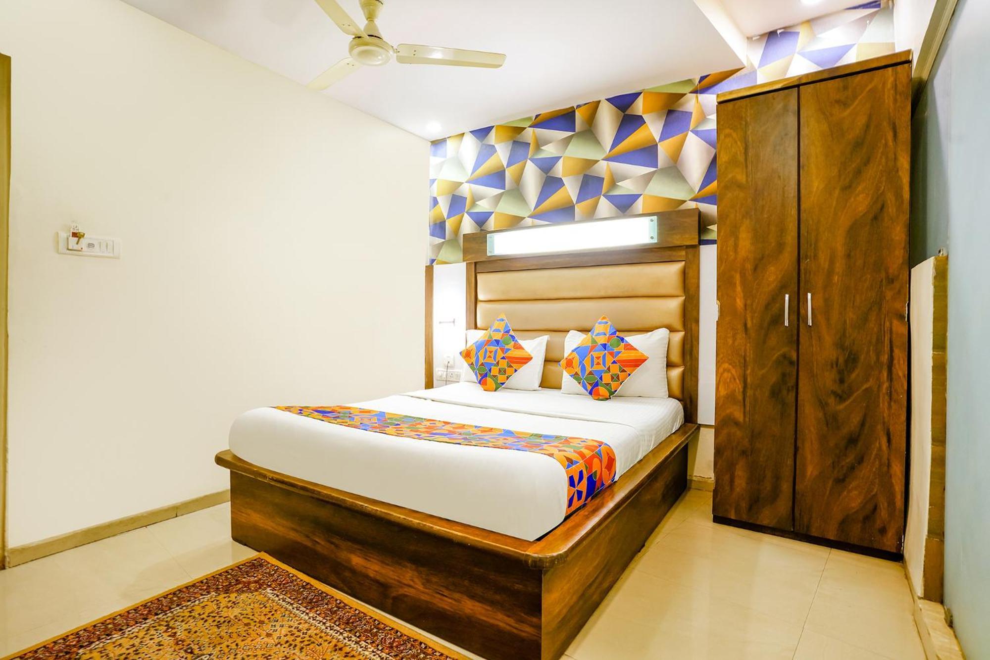 Hotel Naivedhya By Kwality Inn Thána Kültér fotó