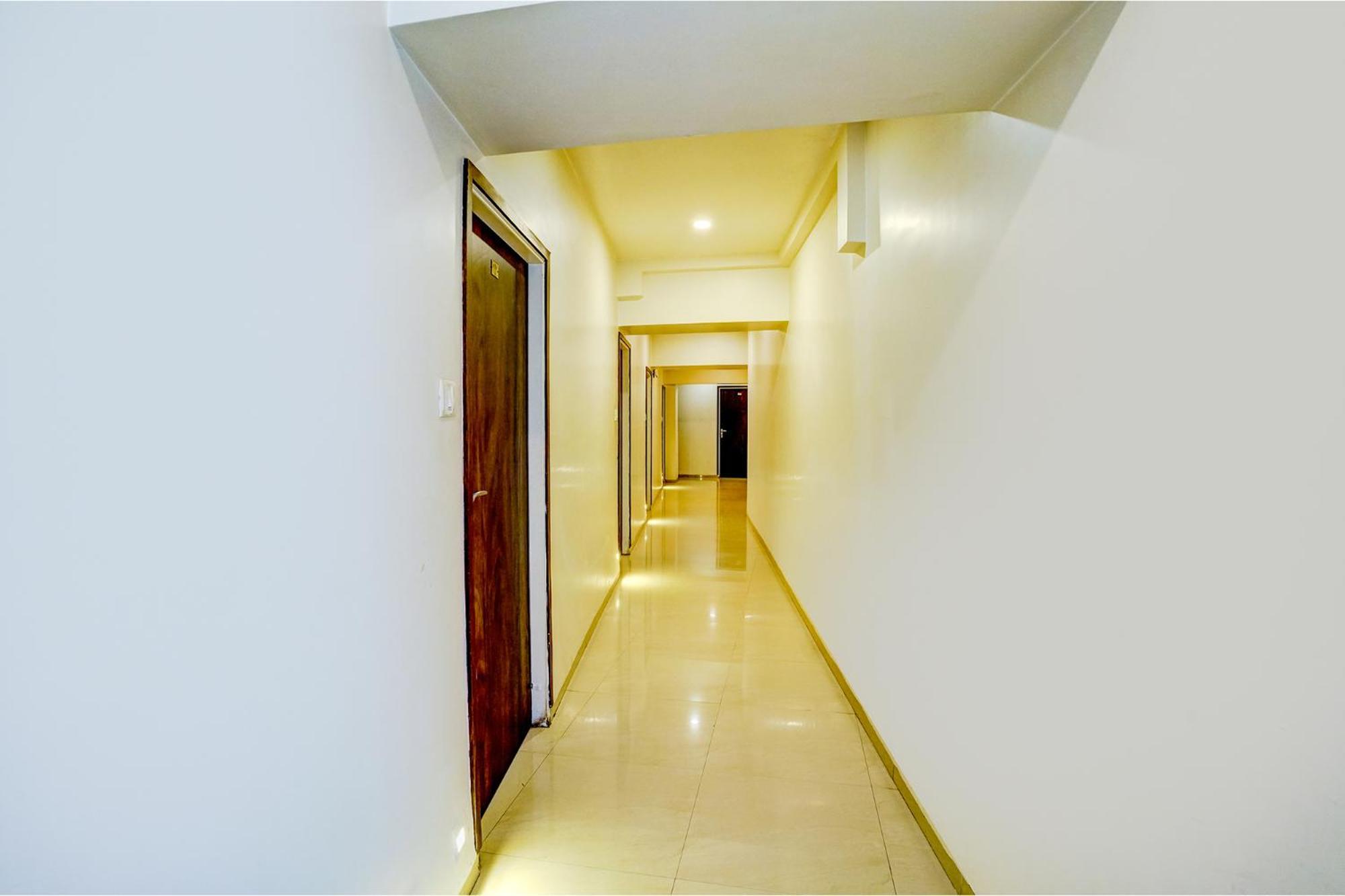 Hotel Naivedhya By Kwality Inn Thána Kültér fotó