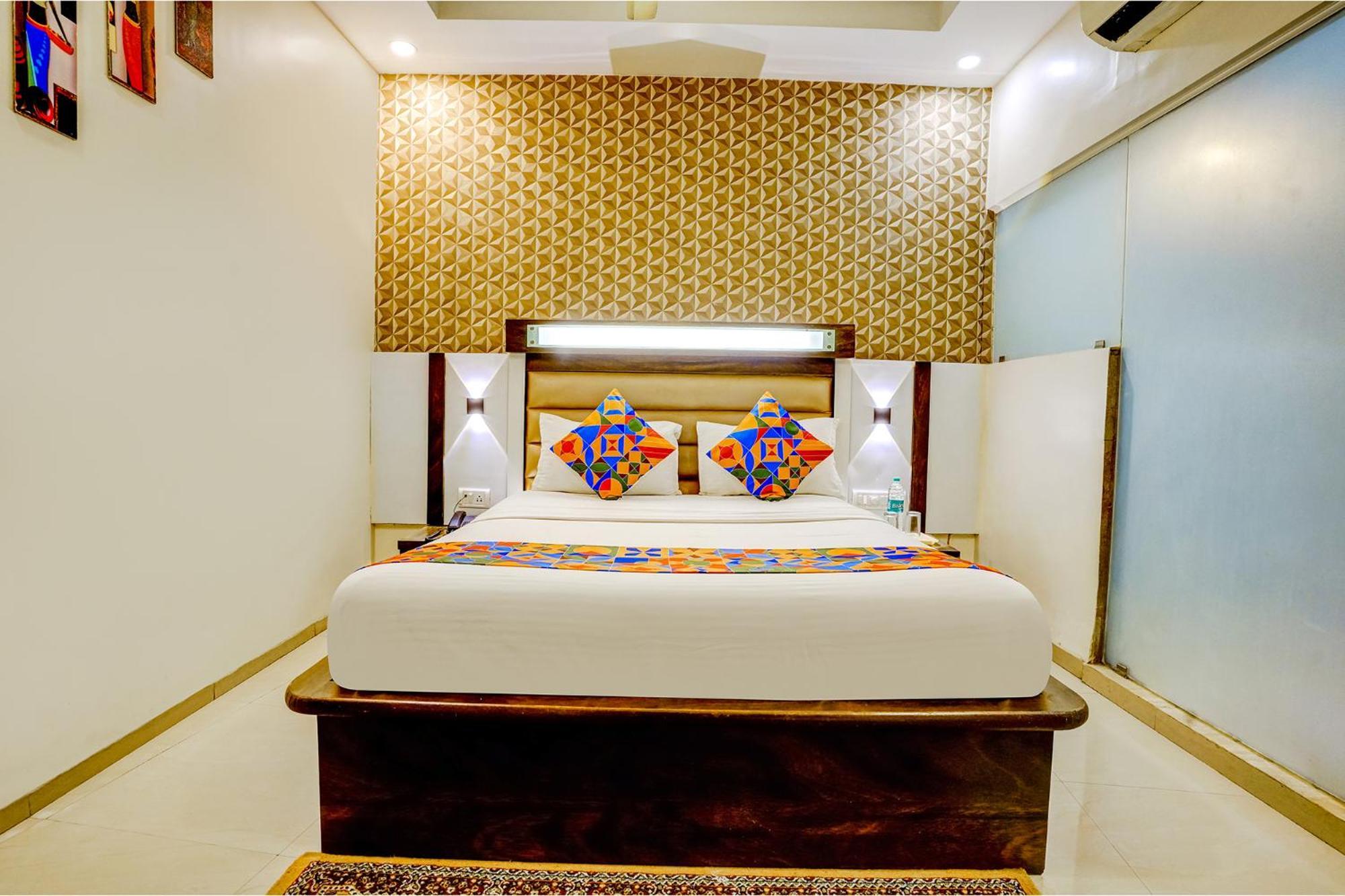 Hotel Naivedhya By Kwality Inn Thána Kültér fotó