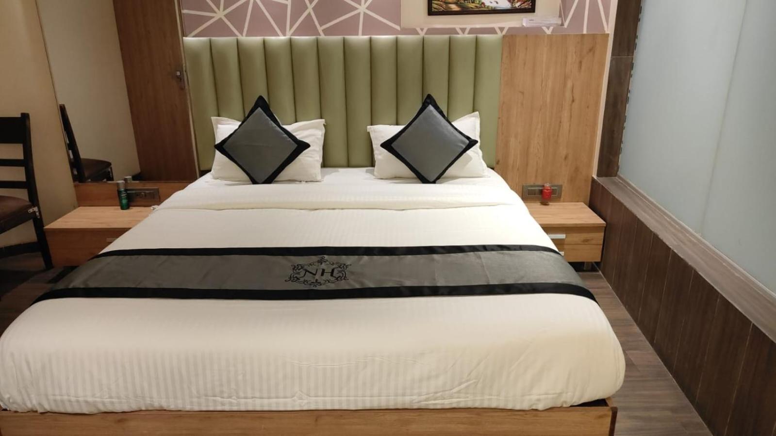 Hotel Naivedhya By Kwality Inn Thána Kültér fotó