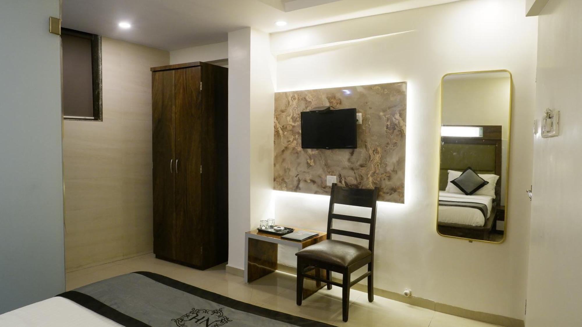 Hotel Naivedhya By Kwality Inn Thána Kültér fotó