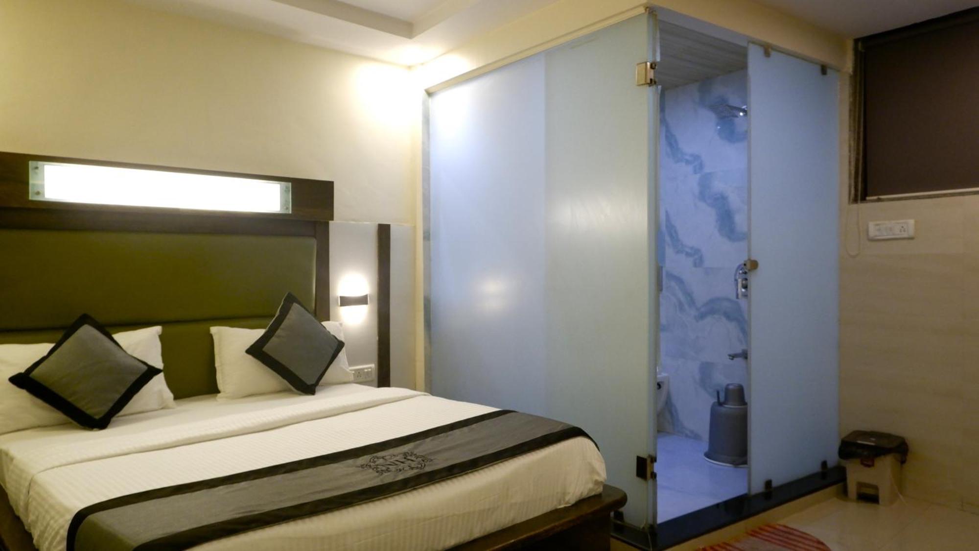 Hotel Naivedhya By Kwality Inn Thána Kültér fotó