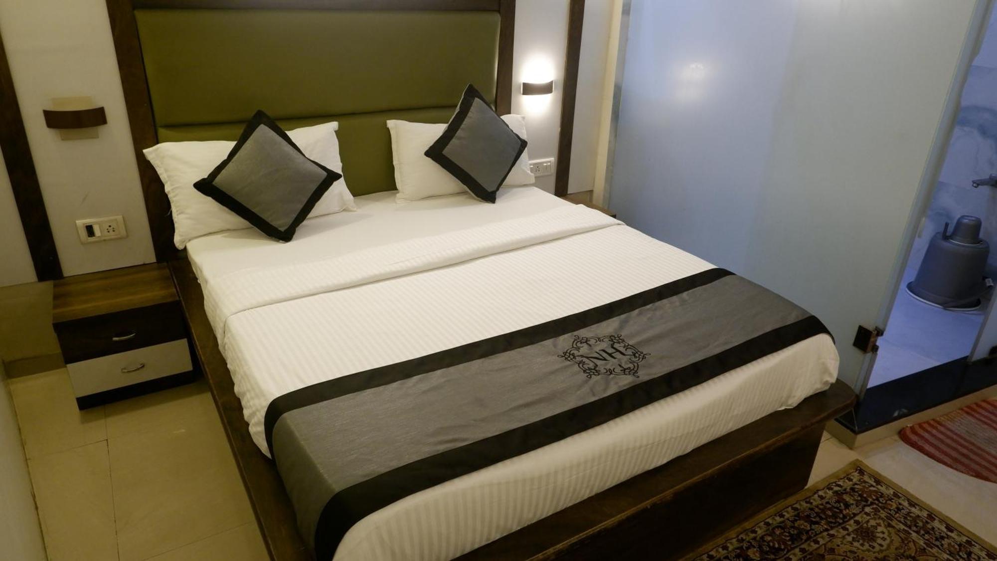 Hotel Naivedhya By Kwality Inn Thána Kültér fotó